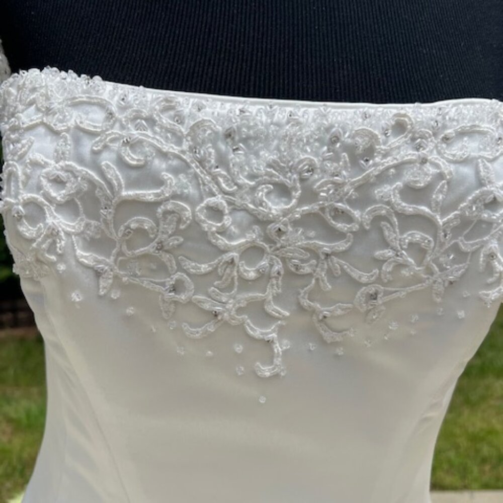 Elegant White Satin Gown - Picture 8 of 16